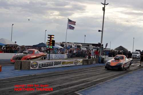 Mitch Bowen - 'Bowen & Monn (near lane) vs 
David Stringer - 'Prairie Fire' (far lane)